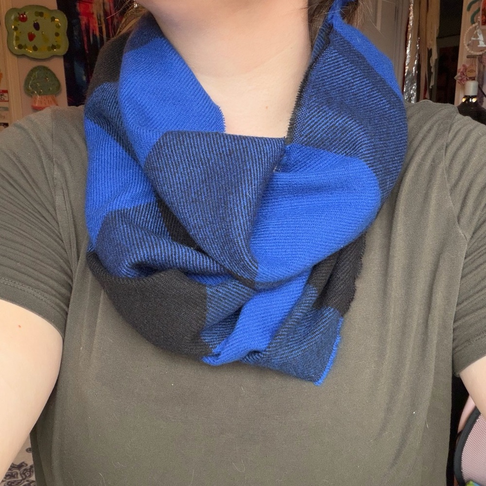 Assorted Scarves Collection - Picture 7 of 7